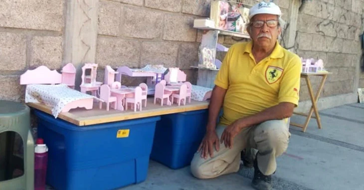 Abuelito se hizo viral por vender manualidades de madera