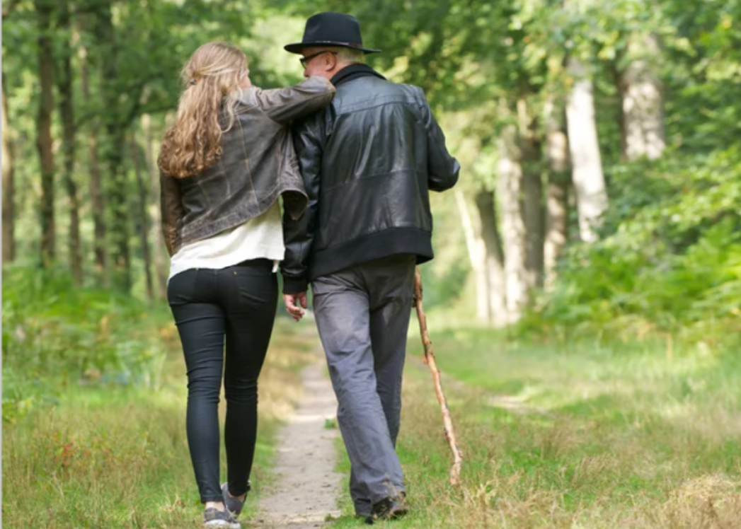 Padre y su hija caminando de madrugada