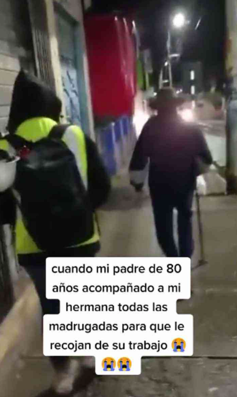 Padre y su hija bajo la lluvia